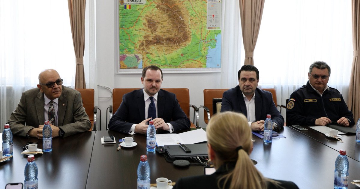 Rogobete și Arafat discută cu HERA despre pregătirea sistemului medical pentru crize Ministrul Sănătății, Alexandru Rogobete, și șeful Departamentului pentru Situații de Urgență (DSU), Raed Arafat, au avut o întâlnire cu directorul general al Autorității Europene pentru Pregătirea și Răspunsul la Urgențe Sanitare (HERA), Florika Fink-Hooijer