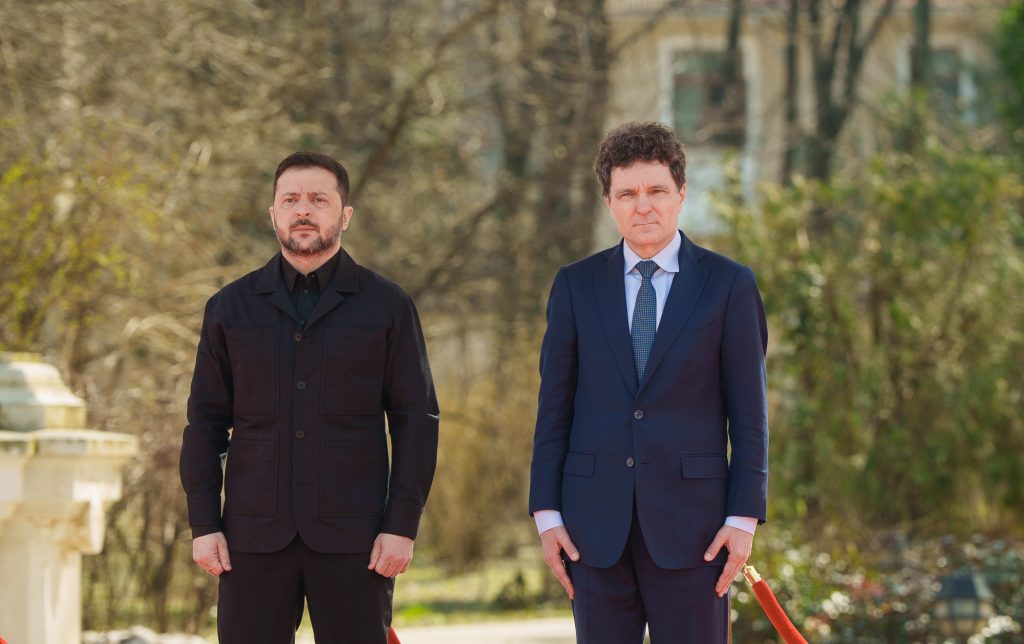 Zelenski la București: Energie și noi puncte de trecere a frontierei pe agenda discuțiilor Președintele Ucrainei, Volodimir Zelenski, a efectuat o vizită oficială la București, unde s-a întâlnit cu omologul său român, Klaus Iohannis