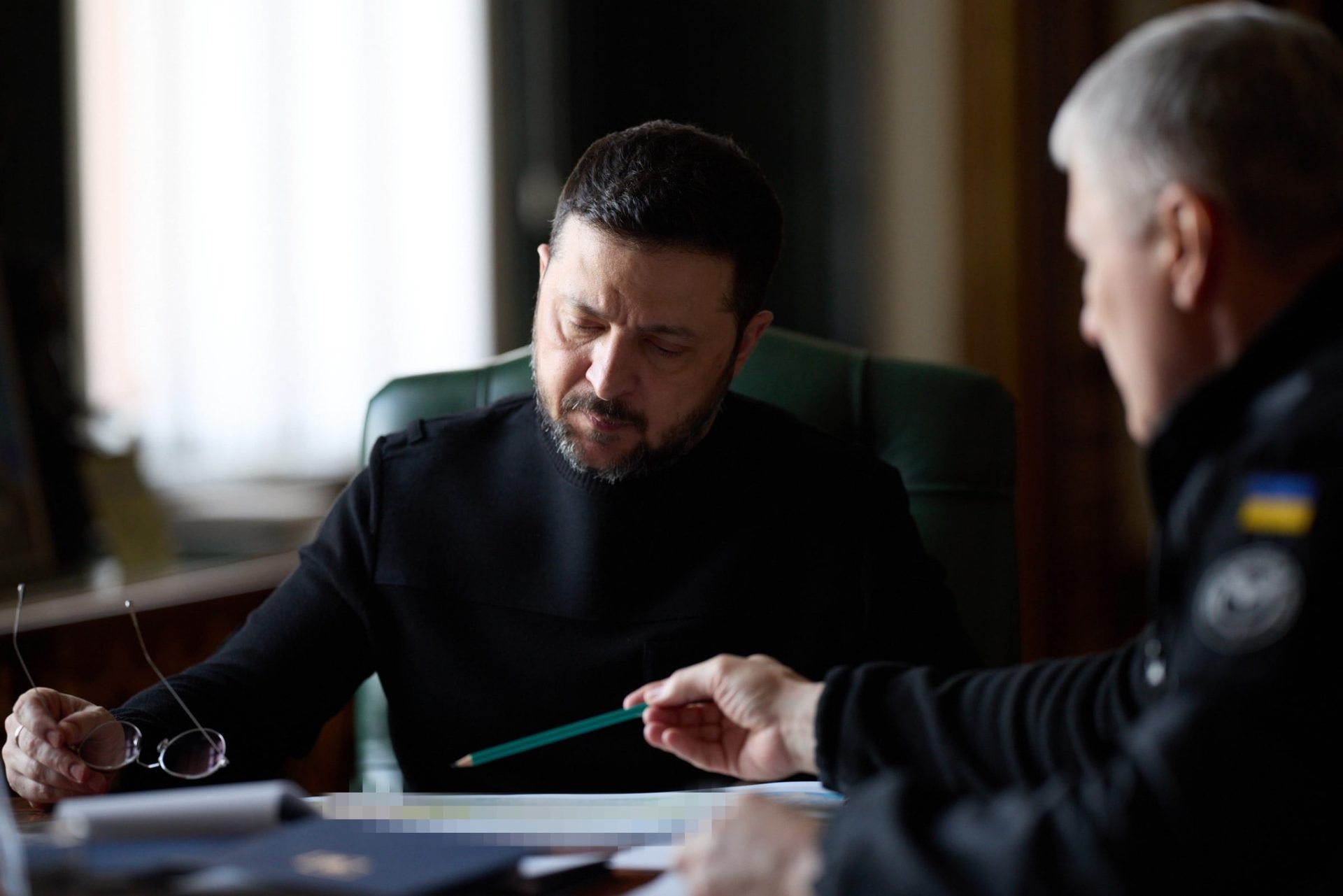 Zelenski acuză Rusia de spionaj în favoarea Iranului Președintele ucrainean Volodimir Zelenski a anunțat că Serviciul de Informații al Armatei (GUR) a Ucrainei a prezentat un raport care incriminează Rusia pentru colaborare și furnizare de informații către Iran