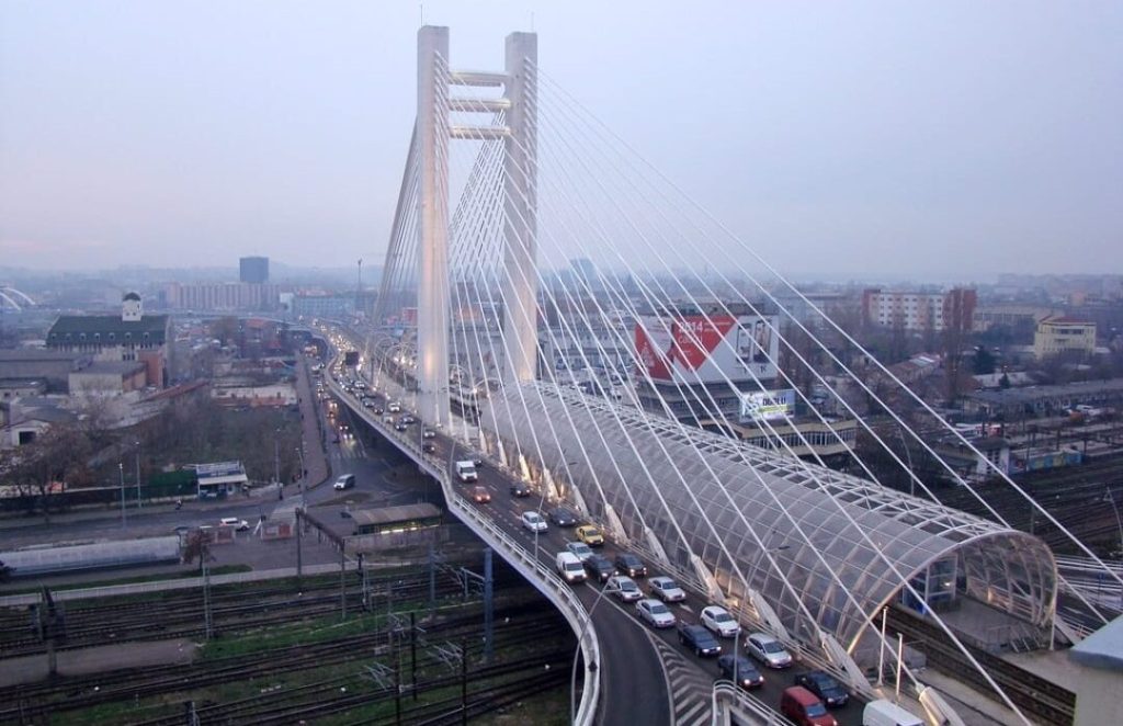 Petiție pentru reducerea zgomotului de pe Podul Basarab, lansată de locuitori Locuitorii din zona Podului Basarab au inițiat o petiție online prin care solicită Primăriei Capitalei măsuri urgente pentru reducerea poluării fonice generate de traficul intens