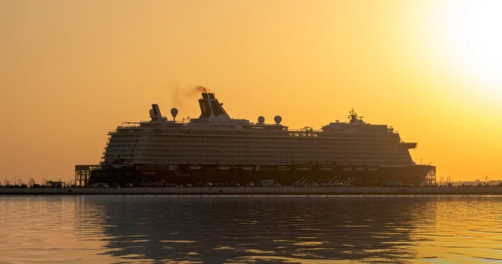 Haos în Golful Persic: Mii de turiști blocați pe vase de croazieră după escaladarea conflictului În urma închiderii Strâmtorii Ormuz și a intensificării tensiunilor în Orientul Mijlociu, mii de pasageri aflați la bordul navelor de croazieră din Dubai, Abu Dhabi și Doha se confruntă cu o situație dramatică