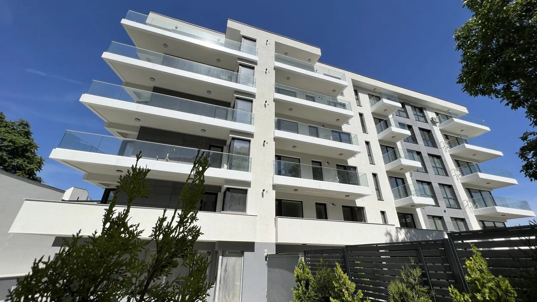 Factorii care determină prețul unui apartament: de la materiale de construcție la reputația dezvoltatorului Prețul unui apartament nu este stabilit doar de locație, ci și de o serie de factori importanți, care pot influența semnificativ valoarea finală