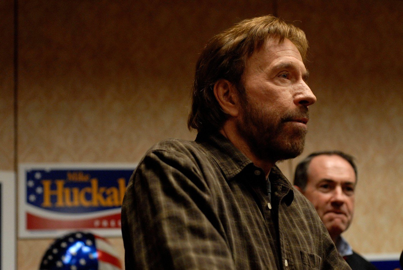 Chuck Norris, de la actor de acțiune la fenomen online: Un simbol al internetului liber Chuck Norris, celebrul actor din filmele de acțiune, a depășit granițele ecranului, transformându-se într-un fenomen online