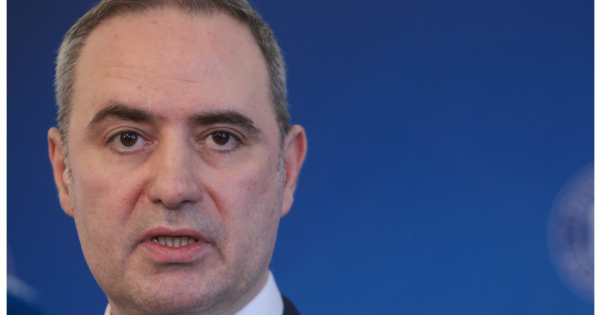 Nazare: România trece printr-o schimbare de paradigmă economică, nu printr-o criză Ministrul Finanțelor, Alexandru Nazare, a explicat marți că economia românească se confruntă cu o schimbare de model, și nu cu o criză