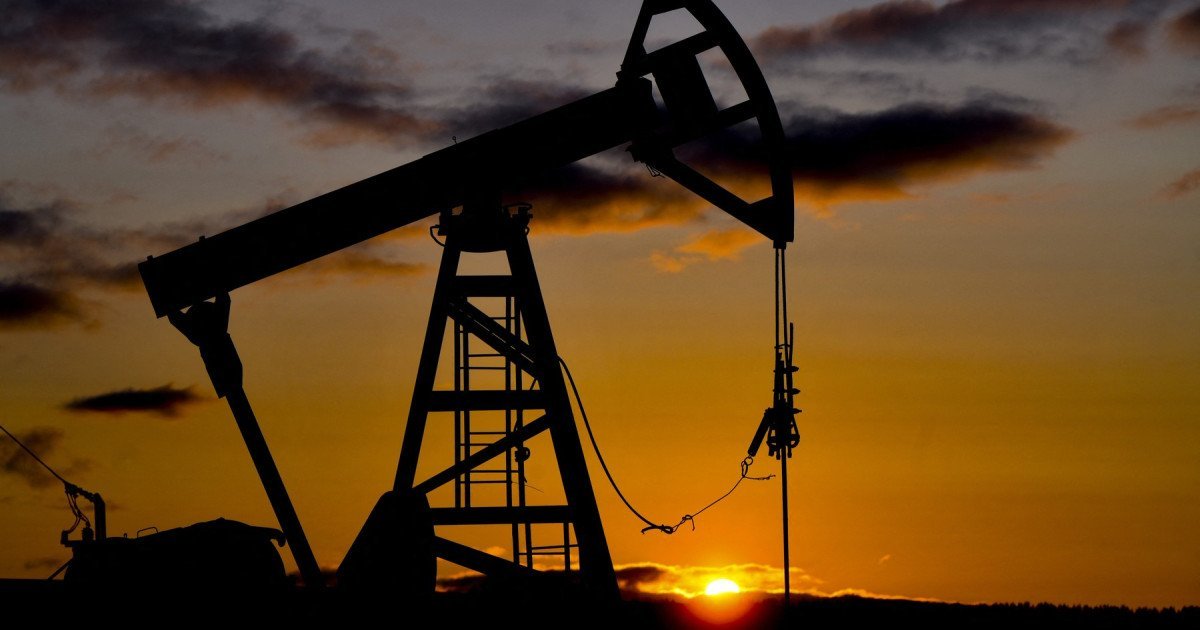 Kuwait se alătură reducerilor de producție de petrol pe fondul tensiunilor din Orientul Mijlociu Kuwait Petroleum Corporation a anunțat sâmbătă reducerea producției de petrol și a declarat stare de forță majoră, în contextul blocajului transporturilor energetice din Orientul Mijlociu, generat de escaladarea conflictului dintre Statele Unite și Iran