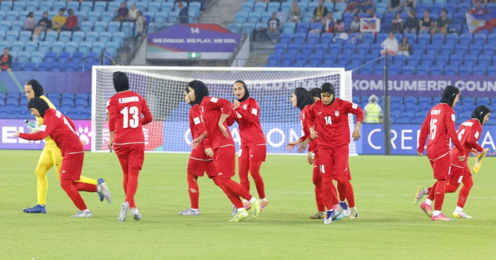 Australia acordă azil pentru fotbalistele iraniene care au refuzat imnul Canberra a răspuns pozitiv solicitării de azil a cinci jucătoare de fotbal din Iran, care au părăsit cantonamentul echipei în Australia, de teamă să nu fie persecutate