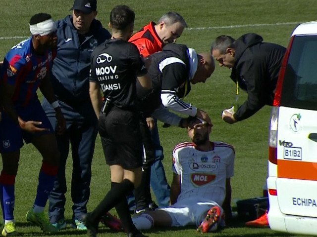 Accidentare pe terenul de fotbal: Ambulanța a intervenit la meciul Bihor – Sepsi Un moment de tensiune a marcat partida amicală de fotbal dintre echipele Bihor și Sepsi, desfășurată recent