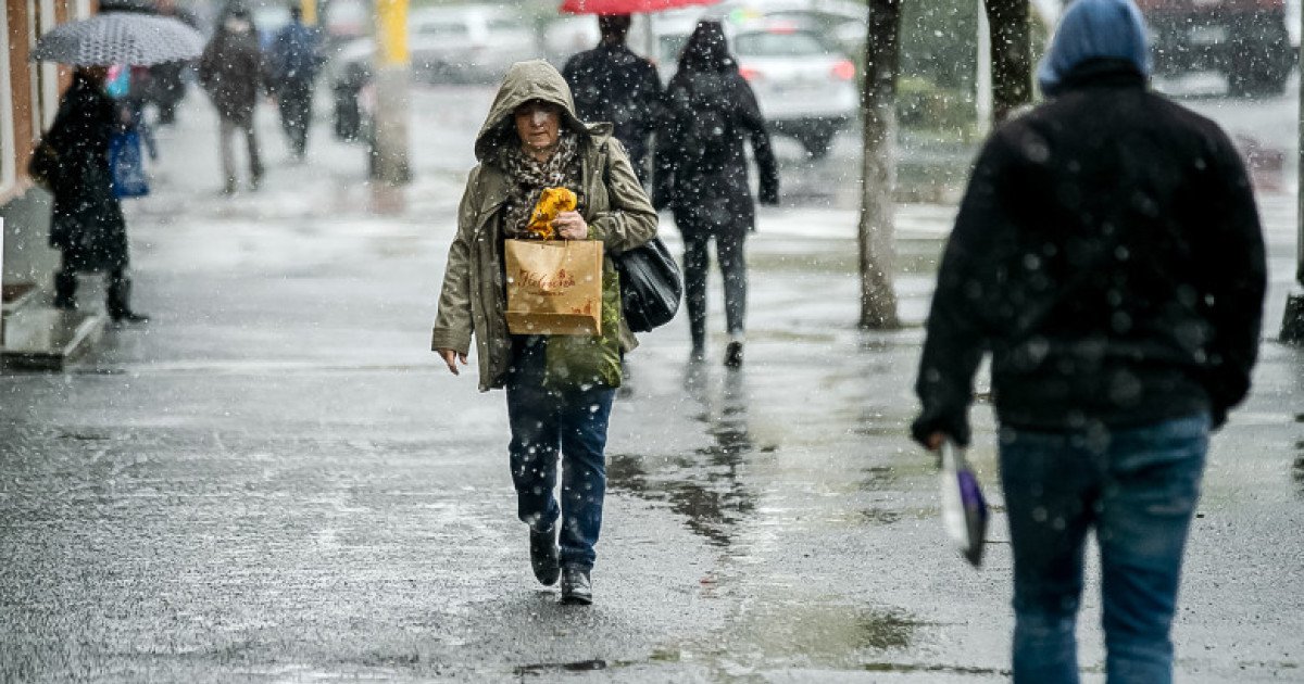 Cod roșu de vreme rea: Ploi torențiale, vânt puternic și ninsori în țară, inclusiv în București