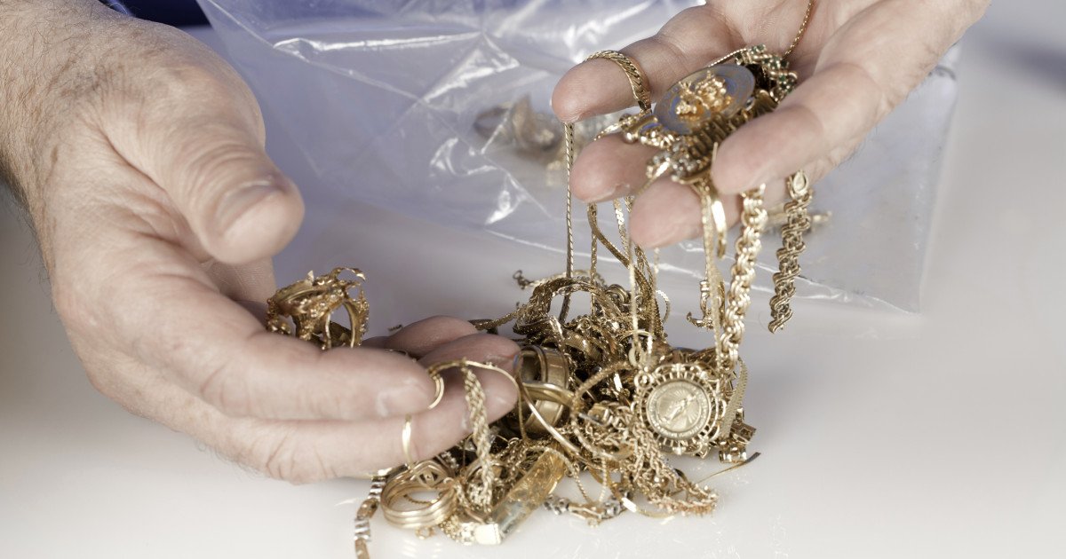 ANAF Antifraudă confiscă aur și diamante de milioane de lei în urma unei anchete la Călărași Inspectorii Direcției Generale Antifraudă Fiscală (DGAF) București au confiscat, la finalul lunii februarie 2026, metale prețioase și bijuterii în valoare de 3,7 milioane de lei, în urma unor verificări efectuate la o societate comercială din județul Călărași