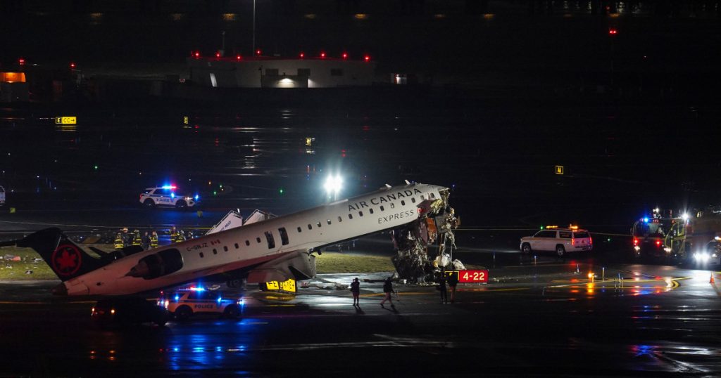 Accident grav pe aeroportul LaGuardia din New York: Doi morți și doi răniți după coliziunea unui avion cu o mașină de pompieri Un accident tragic a avut loc pe aeroportul LaGuardia din New York duminică seara, soldat cu decesul a doi oameni și rănirea altor doi