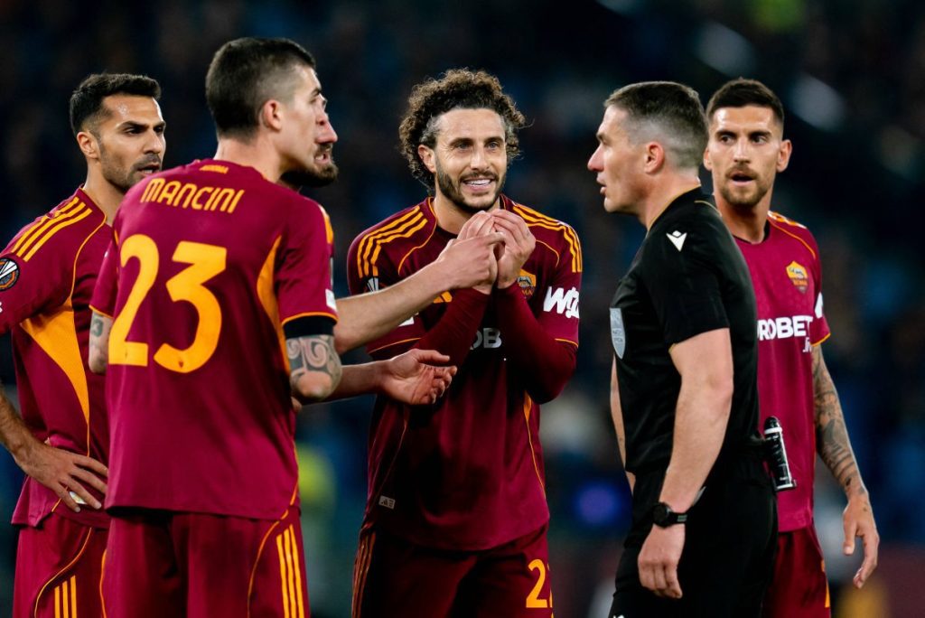 Istvan Kovacs, central la Roma – Bologna: penalty-uri văzute fără VAR și o seară complicată pe Olimpico Arbitrul român Istvan Kovacs a condus meciul de cupă dintre Roma și Bologna, încheiat cu victoria oaspeților, scor 3-4, după prelungiri