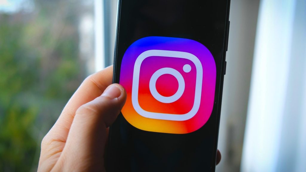 Instagram introduce abonamente cu funcții exclusive pentru utilizatori Platforma de socializare Instagram testează un nou tip de abonament, „Instagram Plus”, care oferă utilizatorilor acces la funcții suplimentare