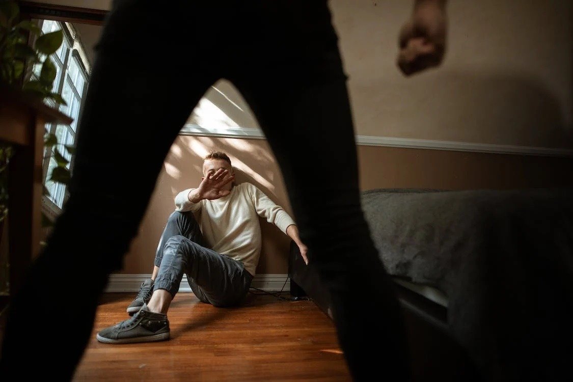 Legea care protejează copiii și vârstnicii de agresorii sexuali, promulgată Președintele României a promulgat legea care interzice agresorilor sexuali condamnați, înscriși în Registrul Agresorilor Sexuali, să lucreze sau să facă voluntariat în instituții care presupun contact direct cu copii sau vârstnici