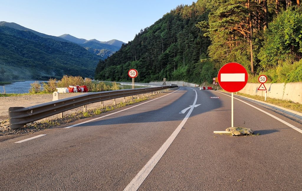 Restricții de circulație pe Valea Oltului pentru vehiculele grele Începând de marți, 17 martie, și până pe 15 iunie, șoferii de camioane cu masa totală mai mare de 7,5 tone vor trebui să evite Valea Oltului