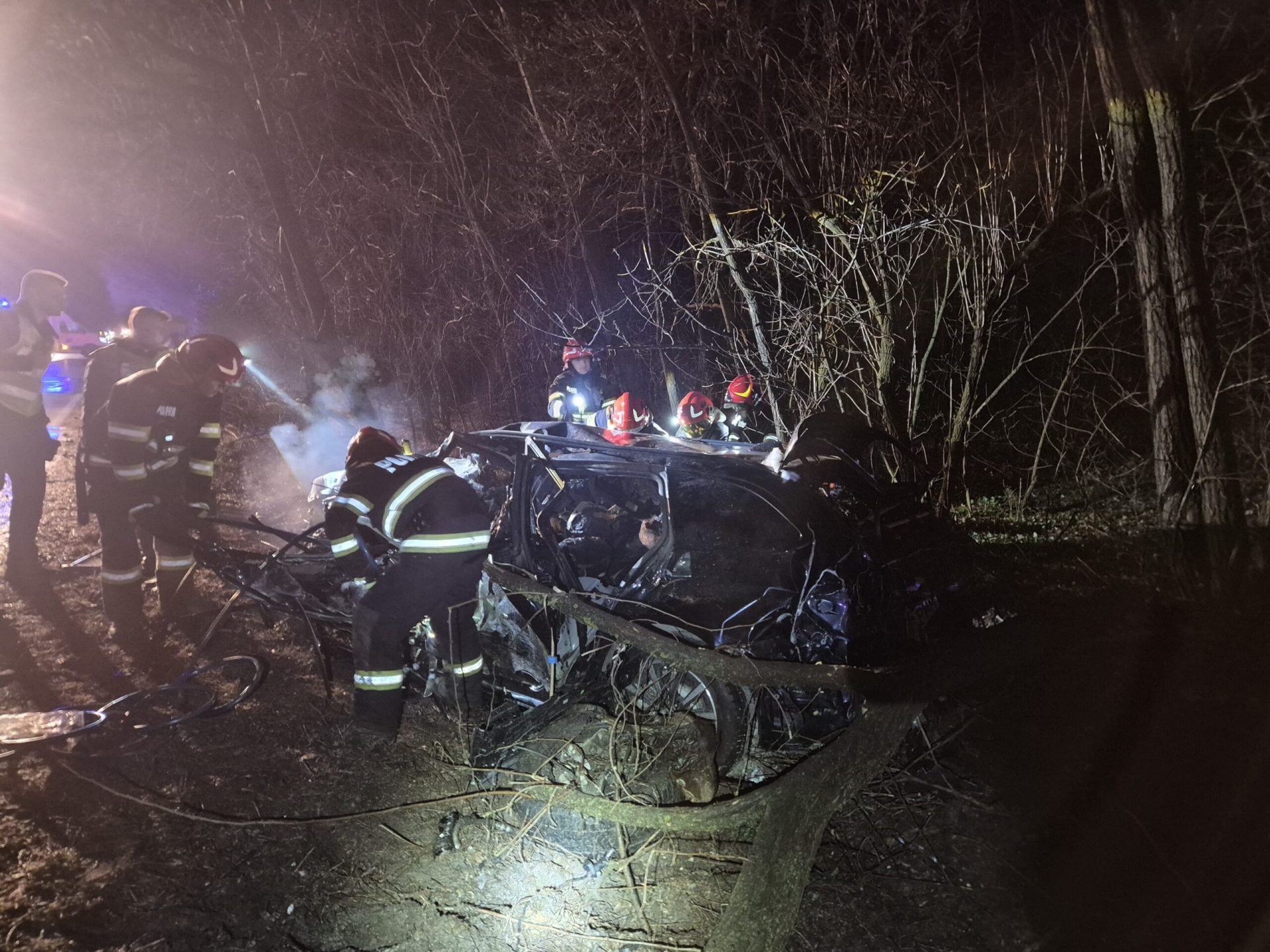Accident cumplit în Neamț: Patru morți și trei răniți grav Un grav accident rutier a avut loc miercuri seară pe Drumul Național 15D, în comuna Dulcești, județul Neamț, soldându-se cu patru decese și trei persoane rănite grav