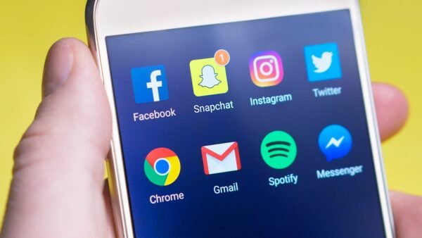 Australia vrea să tragă la răspundere giganții tech pentru protecția copiilor Autoritatea australiană de supraveghere a siguranței online ia în calcul acționarea în instanță a platformelor digitale Facebook, Instagram, Snapchat, TikTok și YouTube