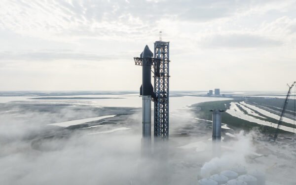 Întârzieri majore pentru Starship: SpaceX amână cu cel puțin doi ani debutul transportului de astronauți pe Lună Vehiculul spațial Starship, dezvoltat de compania SpaceX, se confruntă cu întârzieri semnificative în programul său de dezvoltare, acumulând cel puțin doi ani de la momentul în care NASA a ales racheta pentru a transporta un modul lunar cu astronauți