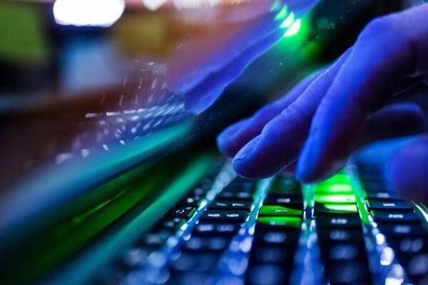 Atenție la fraudele online: Site-uri false imită identitatea unor instituții media pentru a promova investiții fictive București – Directoratul Național pentru Securitate Cibernetică (DNSC) avertizează asupra unei creșteri a tentativelor de fraudă online prin intermediul unor site-uri web false, care imită identitatea unor entități media cunoscute