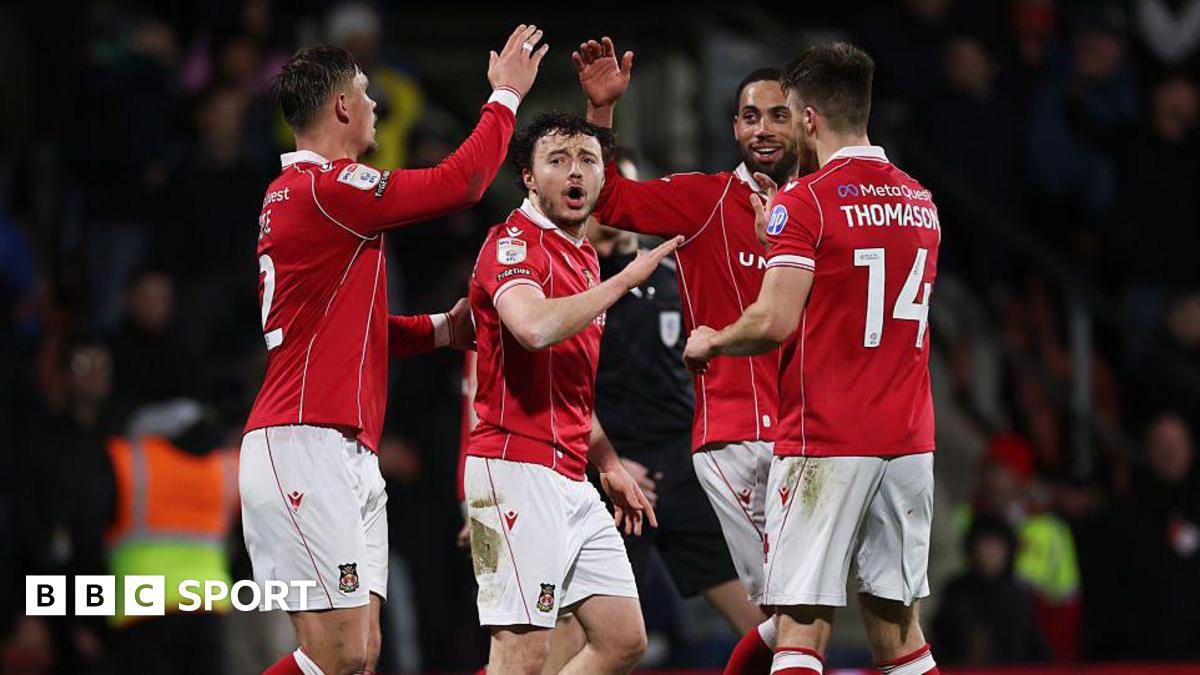 Wrexham spulberă Swansea: 2-0 și visează la play-off
