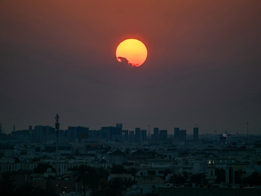 Qatarul doboară avioane iraniene într-o escaladare dramatică a conflictului din Orientul Mijlociu Doha, Qatar – Forțele aeriene din Qatar au raportat luni că au doborât două avioane de luptă iraniene, marcând o escaladare semnificativă a tensiunilor în Orientul Mijlociu