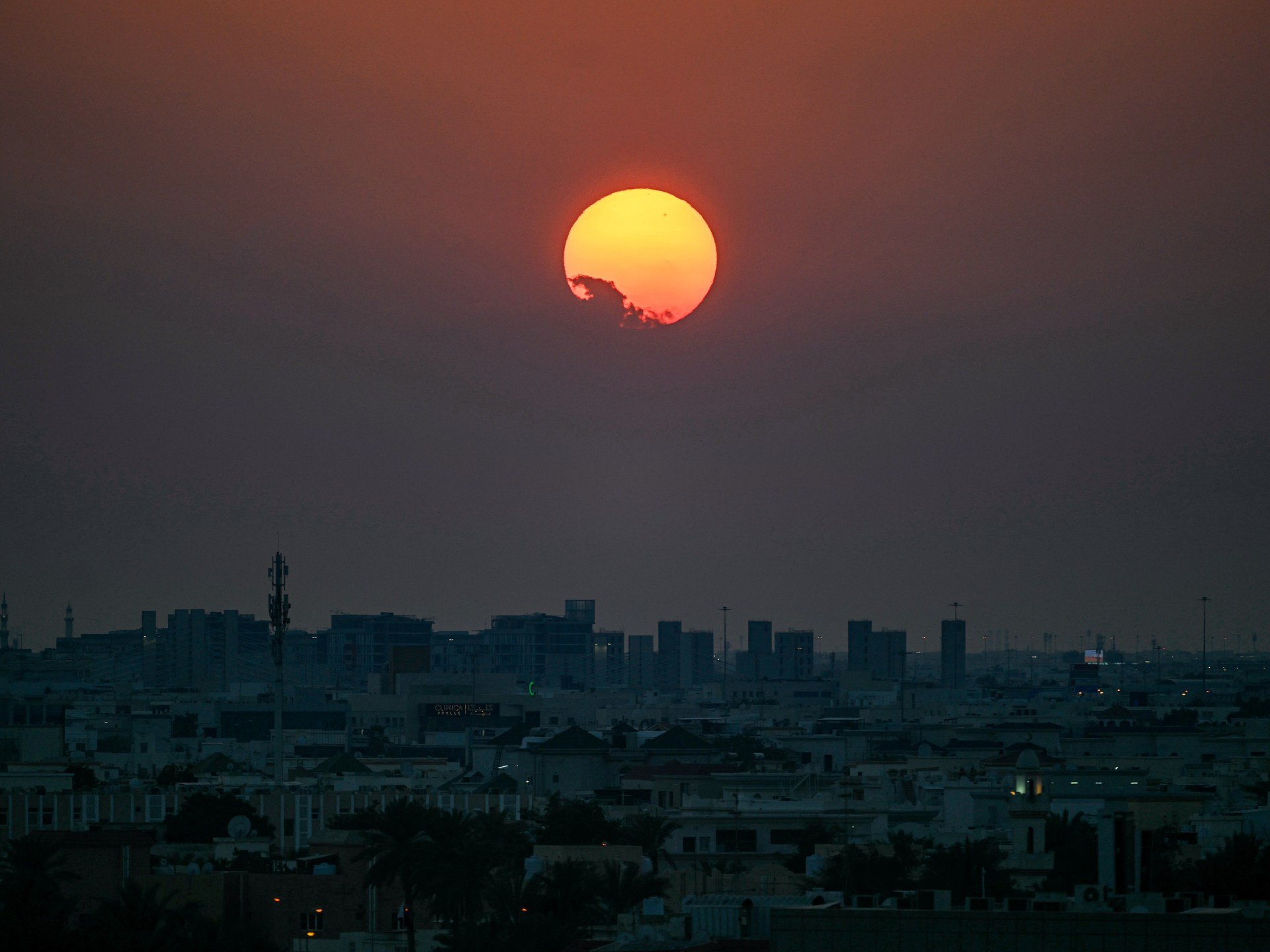 Qatarul doboară avioane iraniene într-o escaladare dramatică a conflictului din Orientul Mijlociu Doha, Qatar – Forțele aeriene din Qatar au raportat luni că au doborât două avioane de luptă iraniene, marcând o escaladare semnificativă a tensiunilor în Orientul Mijlociu