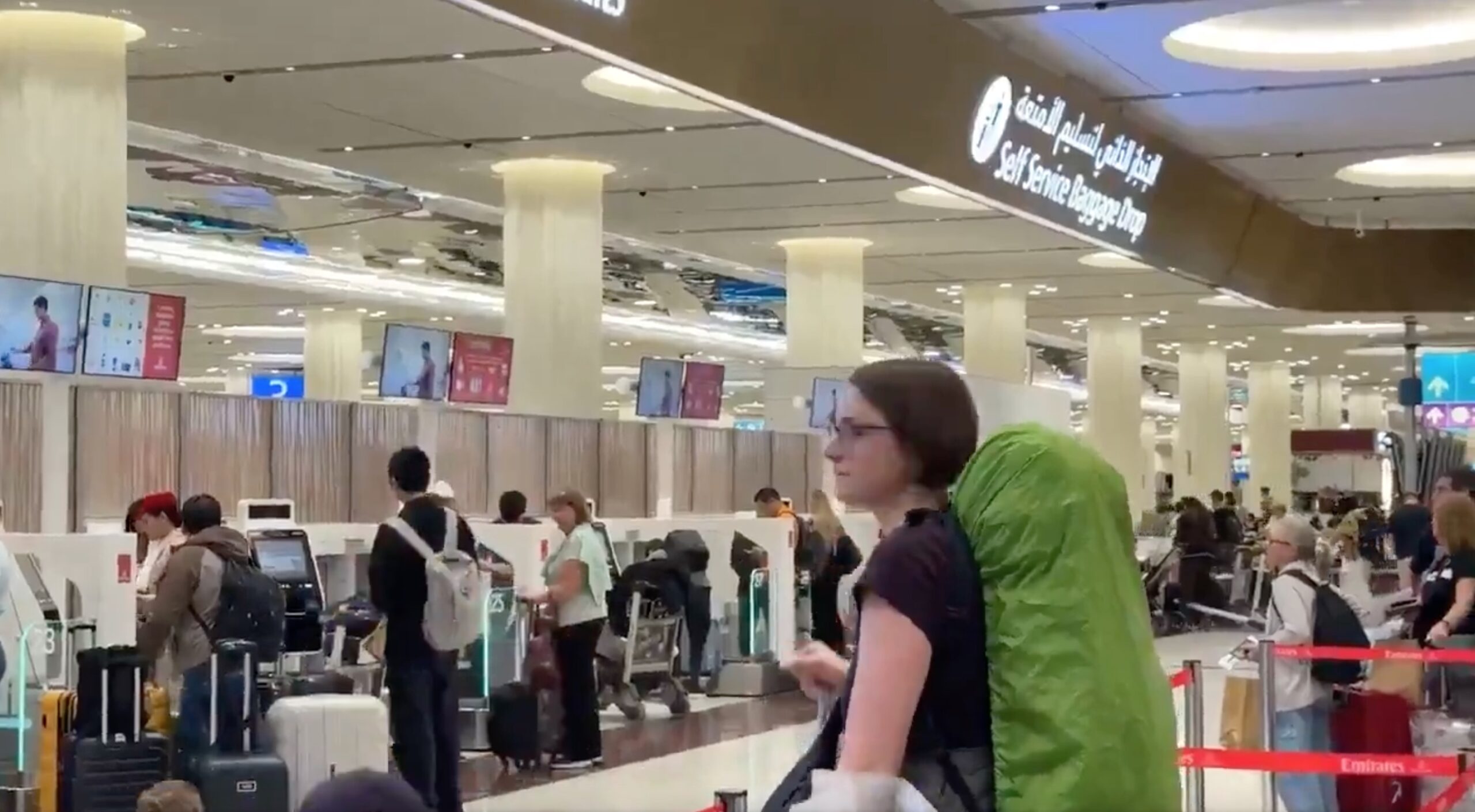 Americani blocați în Emirate acuză lipsa de suport din partea guvernului, după anularea zborurilor Cetățeni americani blocați în Emiratele Arabe Unite (EAU) critică dur lipsa de sprijin din partea guvernului Statelor Unite ale Americii, după ce mai multe zboruri au fost anulate din cauza intensificării tensiunilor și a conflictului cu Iranul