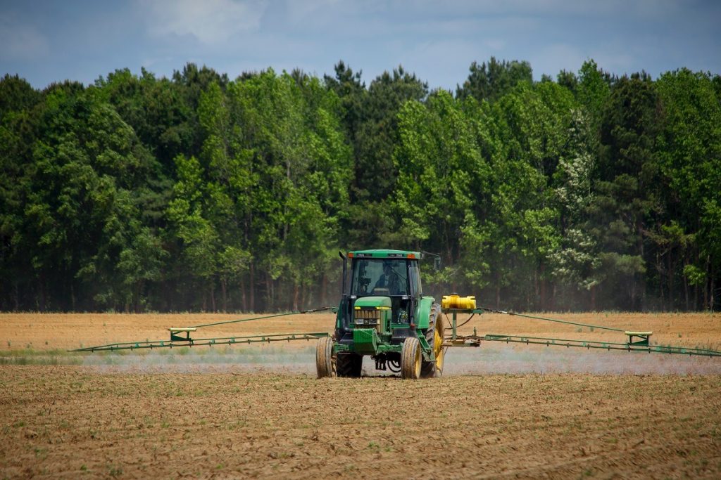 PSD acuză premierul Bolojan de blocarea măsurilor pentru fermieri Partidul Social Democrat (PSD) critică vehement premierul Ilie Bolojan, acuzându-l că blochează inițiativa ministrului Agriculturii privind scutirea fermierilor de la plata accizei și a taxei pe valoarea adăugată (TVA) pentru motorina utilizată în agricultură