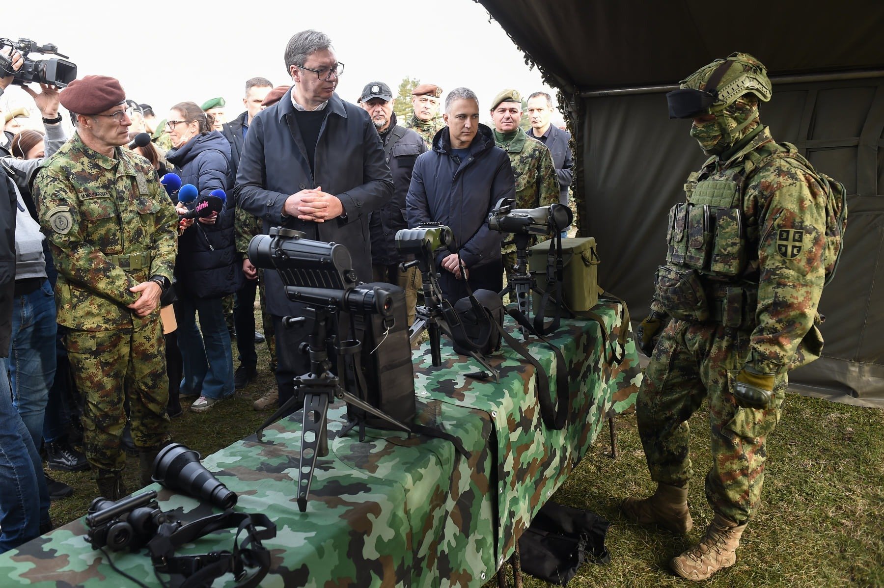 Serbia, în alertă: Vucic acuză o posibilă amenințare militară dinspre Croația, Albania și Kosovo Președintele Serbiei, Aleksandar Vucic, a lansat joi acuzații grave, afirmând că țara sa monitorizează cu atenție cooperarea militară dintre Croația, Albania și Kosovo, pregătindu-se pentru un posibil atac