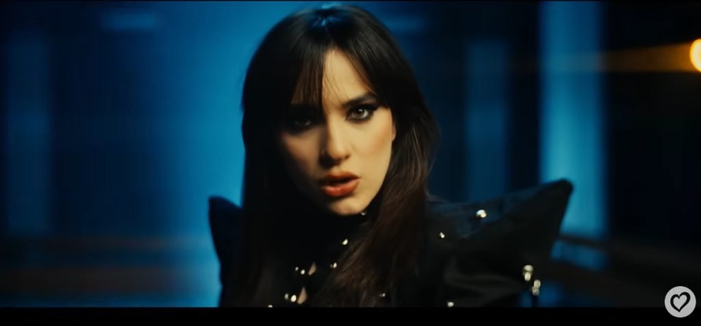 Controversă la Eurovision: Piesa României, „Choke Me”, criticată pentru potențialul de a glorifica violența sexuală Piesa „Choke Me”, selecționată să reprezinte România la Eurovision, a stârnit dezbateri aprinse, fiind considerată de critici drept „periculoasă” și „iresponsabilă”