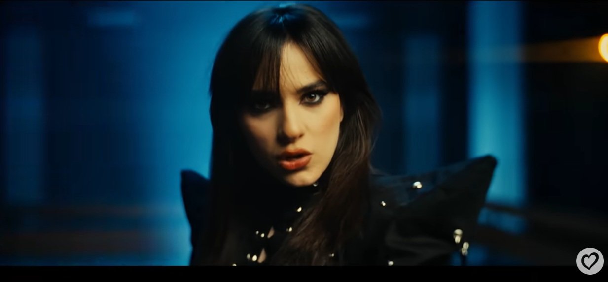 Controversă la Eurovision: Piesa României, „Choke Me”, criticată pentru potențialul de a glorifica violența sexuală Piesa „Choke Me”, selecționată să reprezinte România la Eurovision, a stârnit dezbateri aprinse, fiind considerată de critici drept „periculoasă” și „iresponsabilă”