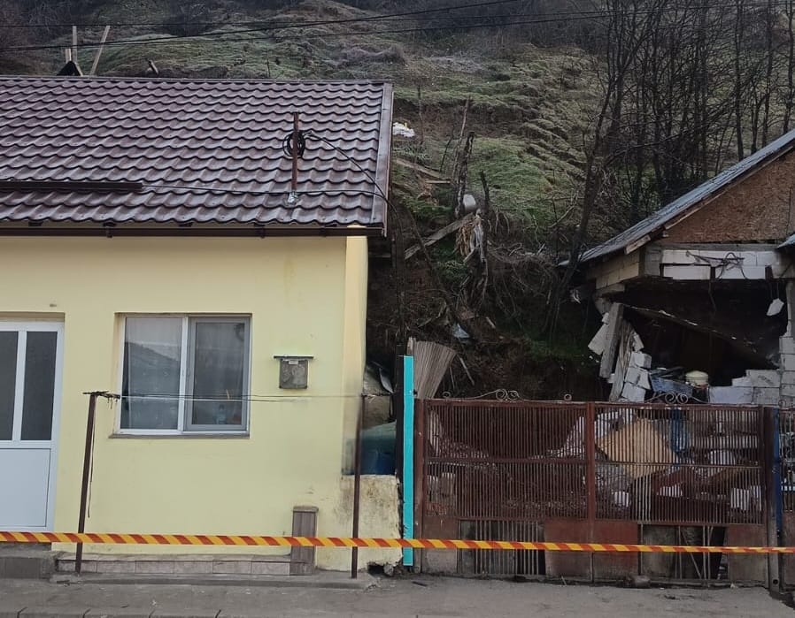Alunecare de teren majoră la Slatina: Zeci de persoane evacuate preventiv O alunecare de teren de proporții a afectat mai multe locuințe și a pus în pericol alte imobile în Slatina, județul Olt