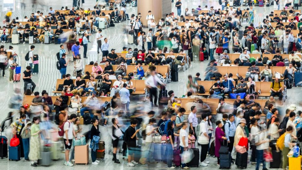Războiul din Orientul Mijlociu lasă mii de turiști blocați în străinătate; unii se confruntă cu probleme medicale urgente Zeci de mii de turiști din întreaga lume se confruntă cu o situație dramatică, fiind blocați în străinătate din cauza anulării zborurilor