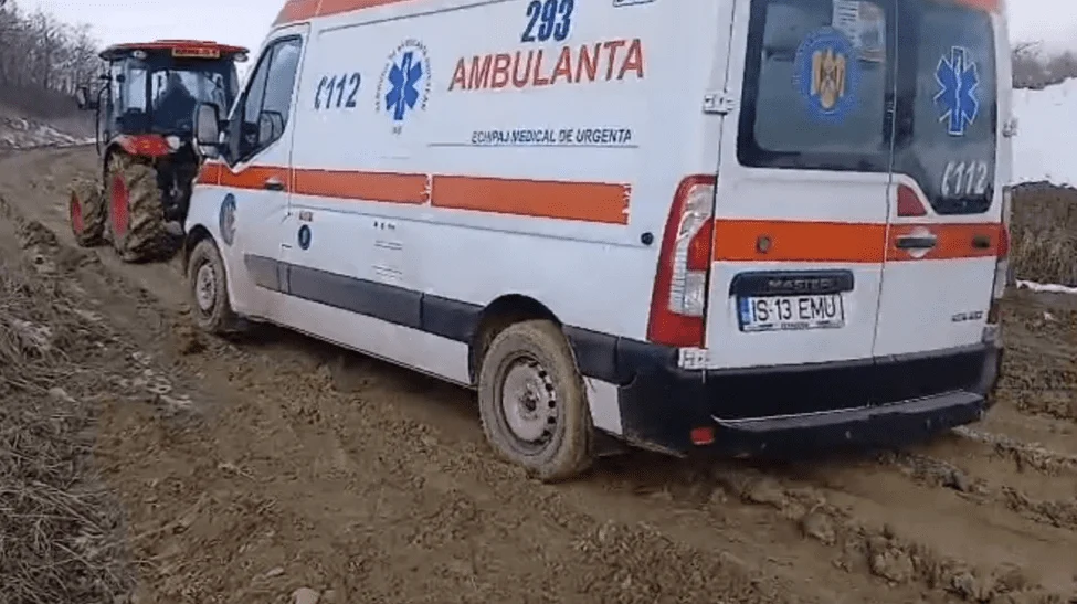 Tragedie în Iași: Un bebeluș prematur moare după ce ambulanța s-a împotmolit în noroi O nouă tragedie a zguduit Iașiul, unde un bebeluș născut prematur a decedat după ce ambulanța care trebuia să ajungă la el s-a împotmolit în noroi, la o distanță de aproximativ doi kilometri de locuința mamei