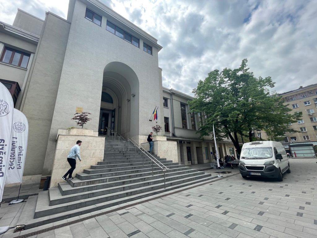 Primăria Capitalei vrea să pietonalizeze mai multe zone din centrul Bucureștiului Primarul general al Capitalei, Ciprian Ciucu, a anunțat că Primăria analizează posibilitatea de a pietonaliza mai multe zone din centrul Bucureștiului
