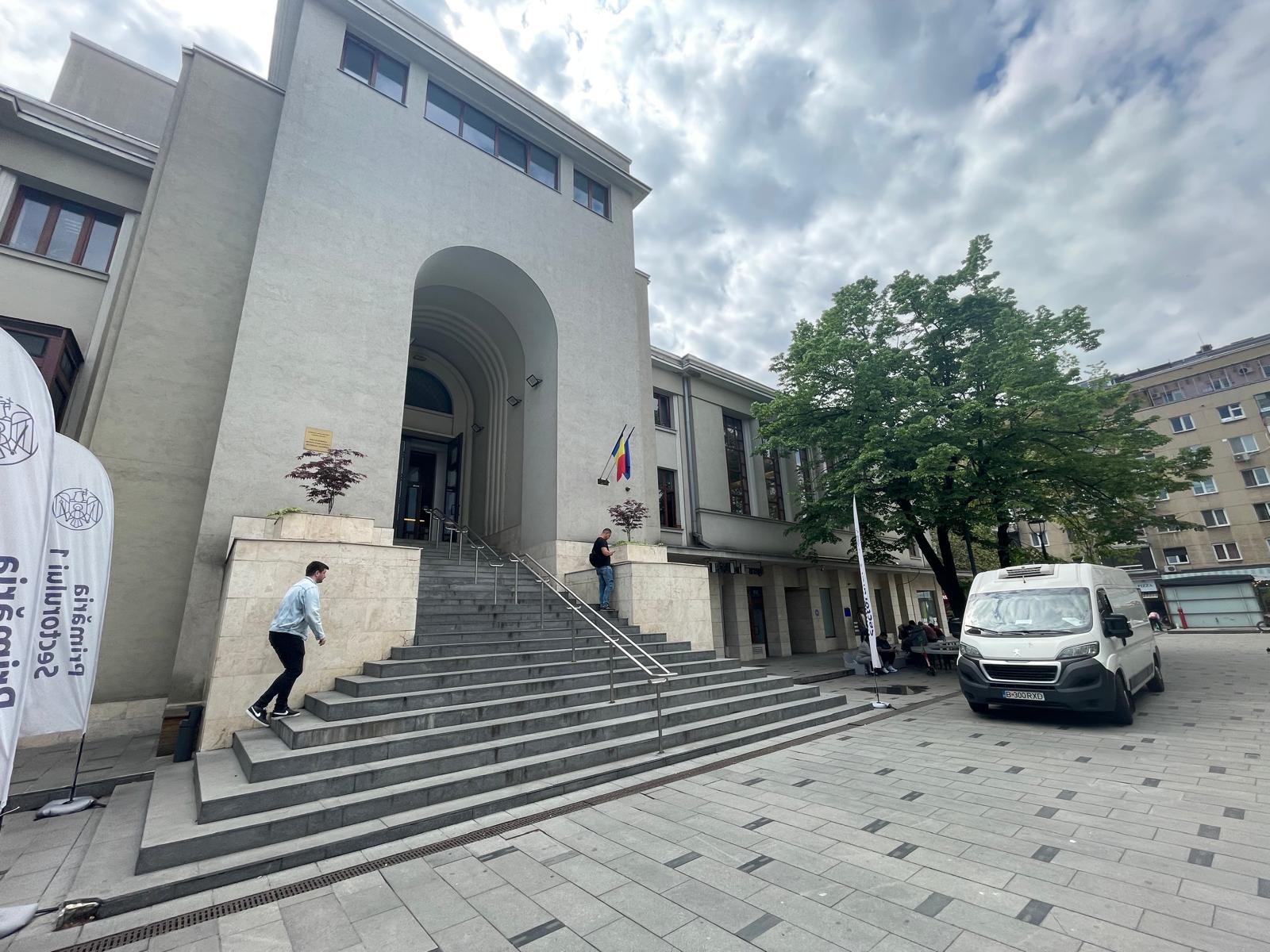 Primăria Capitalei vrea să pietonalizeze mai multe zone din centrul Bucureștiului Primarul general al Capitalei, Ciprian Ciucu, a anunțat că Primăria analizează posibilitatea de a pietonaliza mai multe zone din centrul Bucureștiului