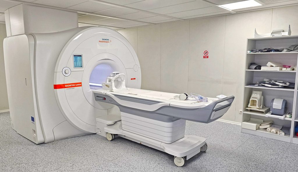 Criza de heliu amenință sistemul medical românesc: riscul amânării investigațiilor RMN România riscă să resimtă în perioada următoare efectele tensiunilor geopolitice din Orientul Mijlociu, în special în ceea ce privește aprovizionarea cu heliu