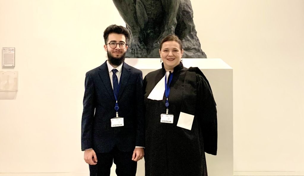 Decizie definitivă: Statul român obligat să emită un nou certificat de naștere pentru o persoană transgender Judecătoria Sectorului 6 București a decis definitiv că statul român trebuie să emită un nou certificat de naștere pentru Arian Mirzarafie-Ahi, un cetățean cu dublă cetățenie, reflectând identitatea de gen recunoscută deja în Marea Britanie