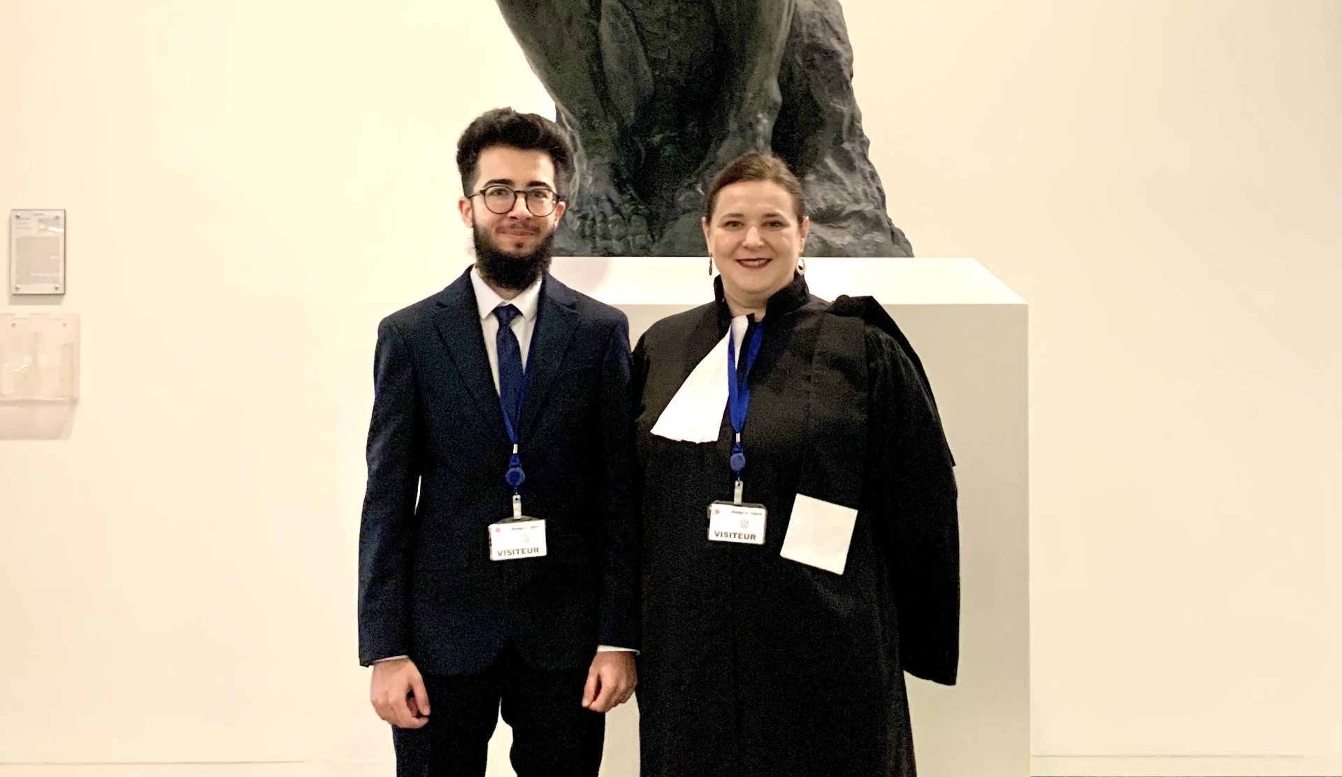 Decizie definitivă: Statul român obligat să emită un nou certificat de naștere pentru o persoană transgender Judecătoria Sectorului 6 București a decis definitiv că statul român trebuie să emită un nou certificat de naștere pentru Arian Mirzarafie-Ahi, un cetățean cu dublă cetățenie, reflectând identitatea de gen recunoscută deja în Marea Britanie