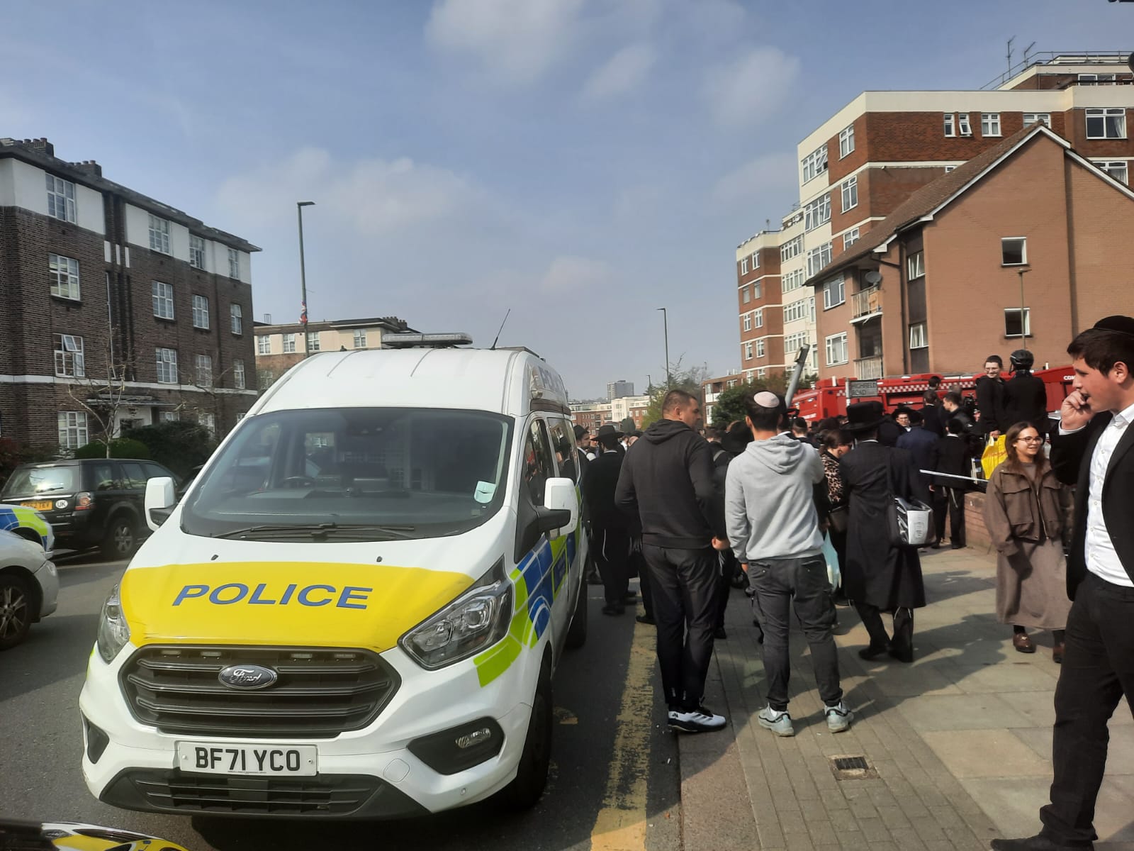 Incendieri la Londra: Ambulanțe ale unei organizații evreiești, vandalizate Imediat după miezul nopții, în Londra, au fost incendiate patru ambulanțe aparținând unei asociații evreiești de servicii medicale, incidentul având loc în fața sinagogii din Golders Green