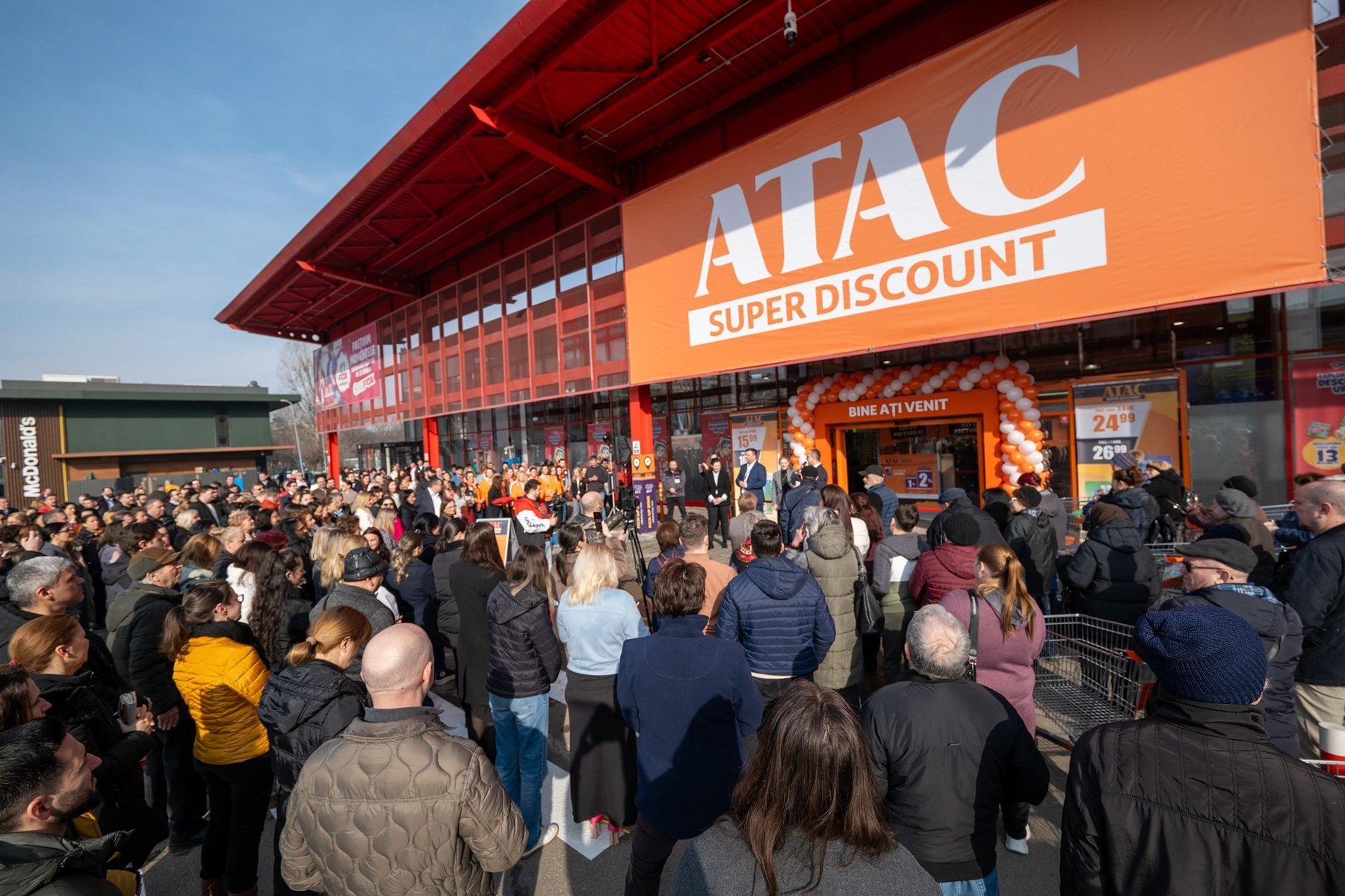 Auchan intră pe piața magazinelor de proximitate cu formatul „hiperdiscount” Retailerul francez Auchan își extinde formatul de magazine „hiperdiscount” ATAC, inaugurând o unitate în București, în cartierul Drumul Taberei
