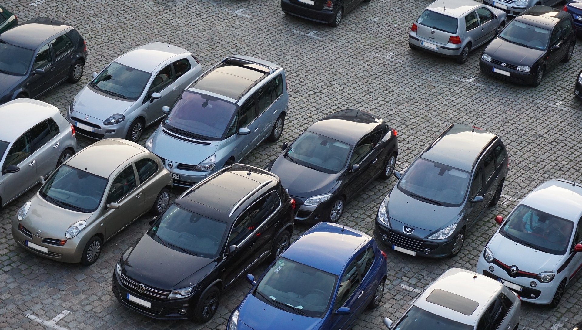 Gratuitățile la parcările din București, pe punctul de a fi eliminate Primăria Capitalei ia în calcul eliminarea facilităților de parcare gratuită pentru mașinile electrice și hibride