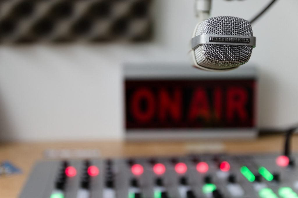 CBS News Radio, radioul care a informat generații, își închide emisia Grupul CBS a decis să închidă serviciul său de știri radio, care furniza buletine informative către sute de posturi de radio din Statele Unite