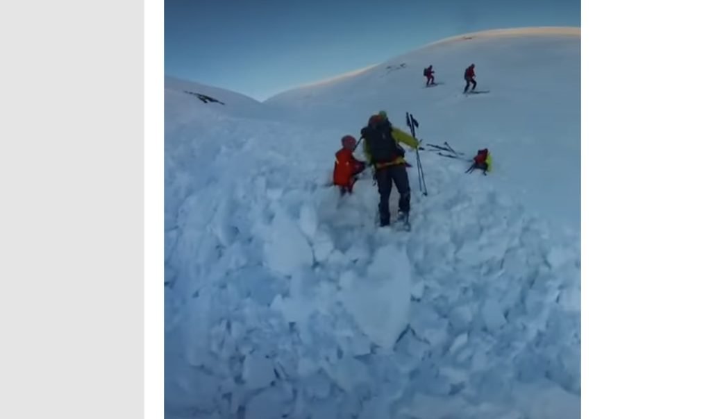 Avalanșă în Bucegi: Doi turiști surprinși de zăpadă O avalanșă care s-a produs în Munții Bucegi a fost surprinsă de o cameră de filmat, oferind imagini dramatice cu momentul în care doi turiști au fost prinși sub zăpadă