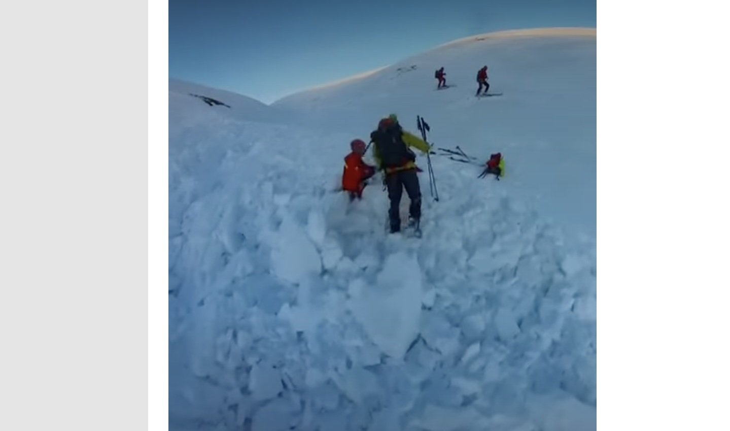 Avalanșă în Bucegi: Doi turiști surprinși de zăpadă O avalanșă care s-a produs în Munții Bucegi a fost surprinsă de o cameră de filmat, oferind imagini dramatice cu momentul în care doi turiști au fost prinși sub zăpadă