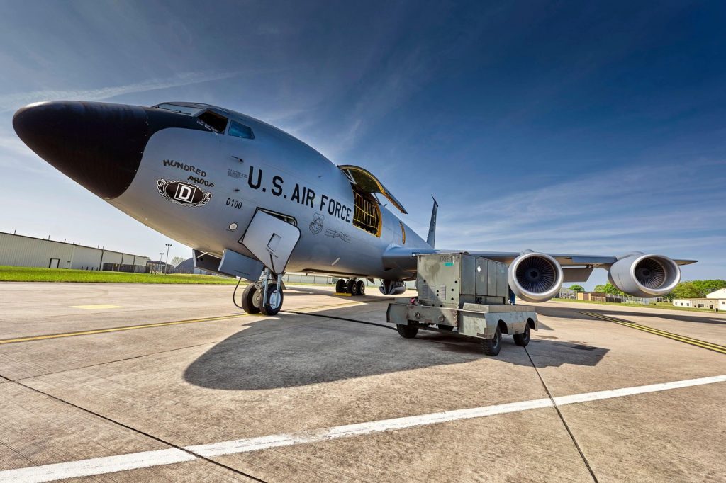 Avioane americane de realimentare aeriană au efectuat primele misiuni din România Trei avioane Boeing KC-135 Stratotanker ale Forțelor Aeriene Americane, staționate la București, au realizat în noaptea de 19 spre 20 martie 2026 primele misiuni de realimentare aeriană