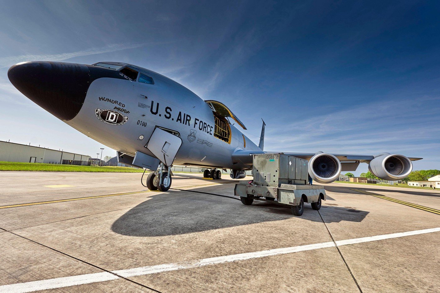 Avioane americane de realimentare aeriană au efectuat primele misiuni din România Trei avioane Boeing KC-135 Stratotanker ale Forțelor Aeriene Americane, staționate la București, au realizat în noaptea de 19 spre 20 martie 2026 primele misiuni de realimentare aeriană
