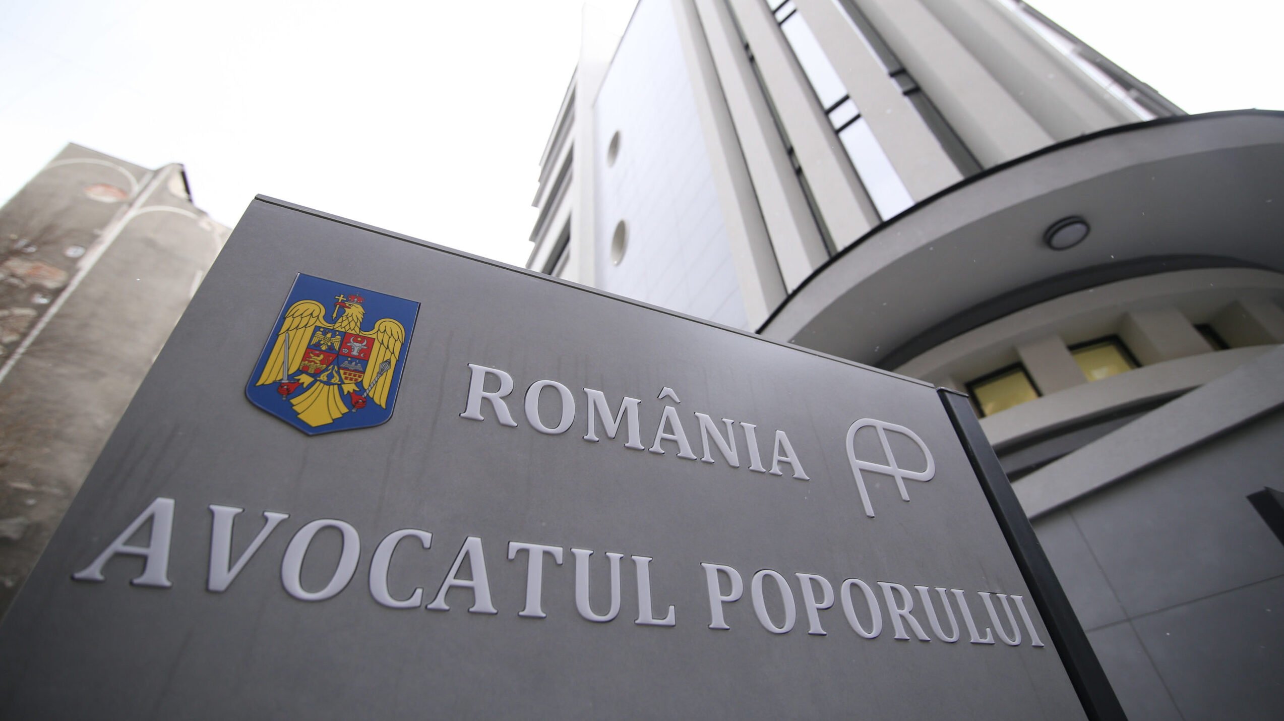 Avocatul Poporului contestă o ordonanță care modifică zeci de legi simultan Ordonanța de urgență numărul 7/2026, care vizează modificarea a 34 de acte normative din diverse domenii – printre care fiscalitate, buget, descentralizare și reorganizarea administrației publice – este contestată de Avocatul Poporului