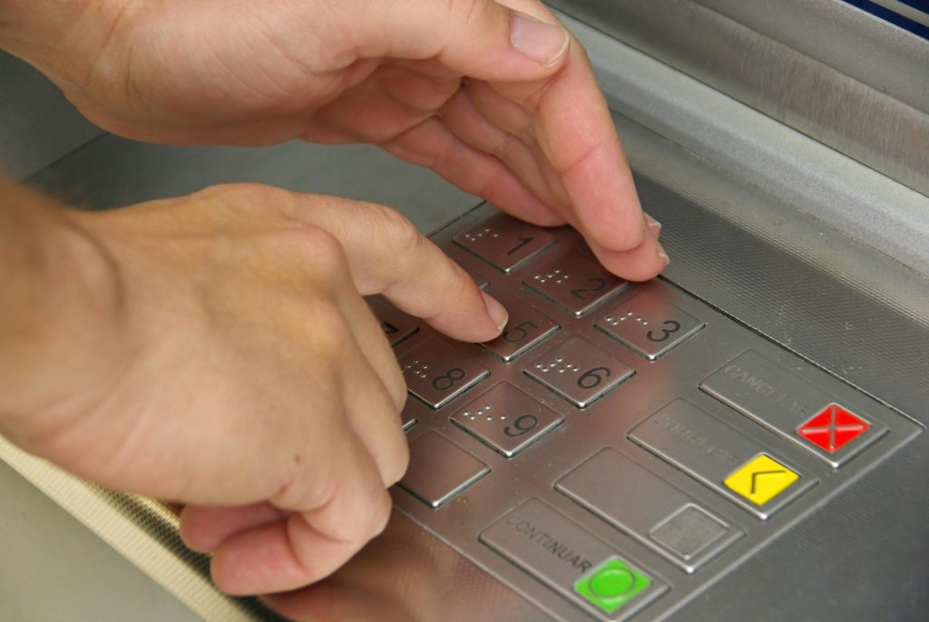 Ce face cifra 5 la bancomat: De ce să fii atent la ea