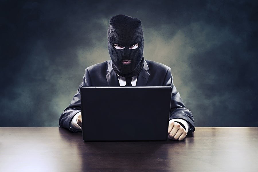 Românii, ținta preferată a escrocilor online: Cum funcționează schemele de înșelăciune România se confruntă cu o creștere alarmantă a fraudelor online, metodele folosite de infractori devenind tot mai sofisticate