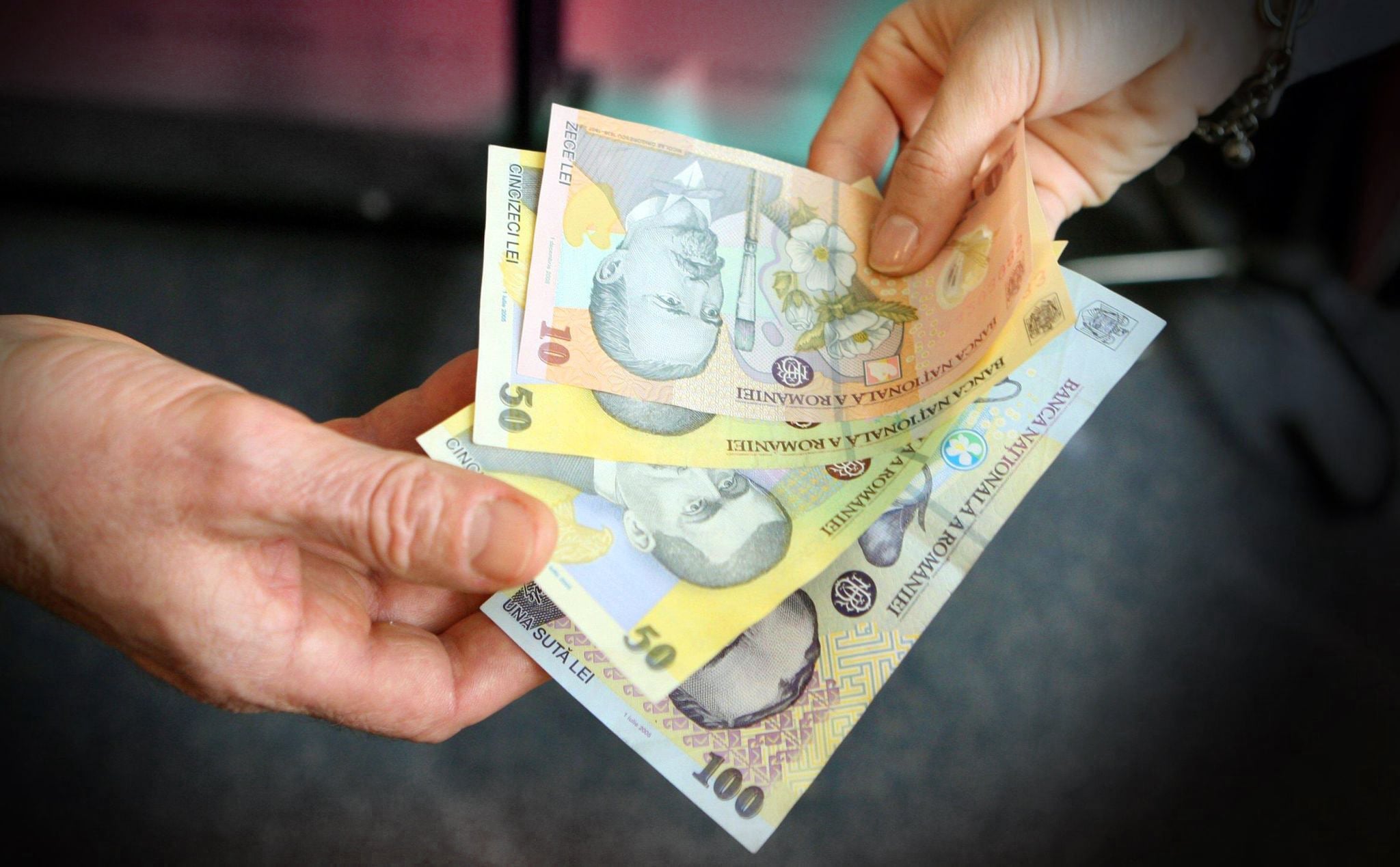 Banca din România, cu bani înapoi pentru taxe locale. Când plătești?